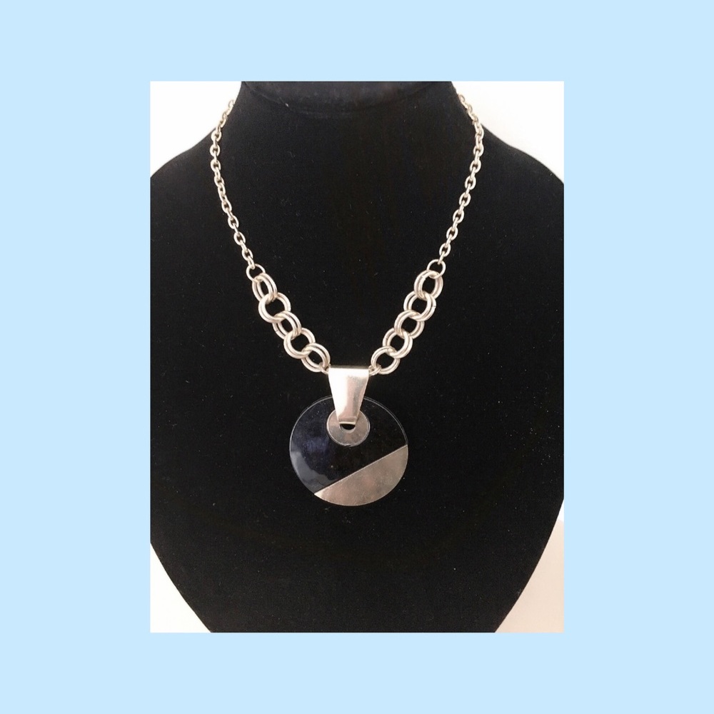 Get a free gift too! Retro chic necklace gold